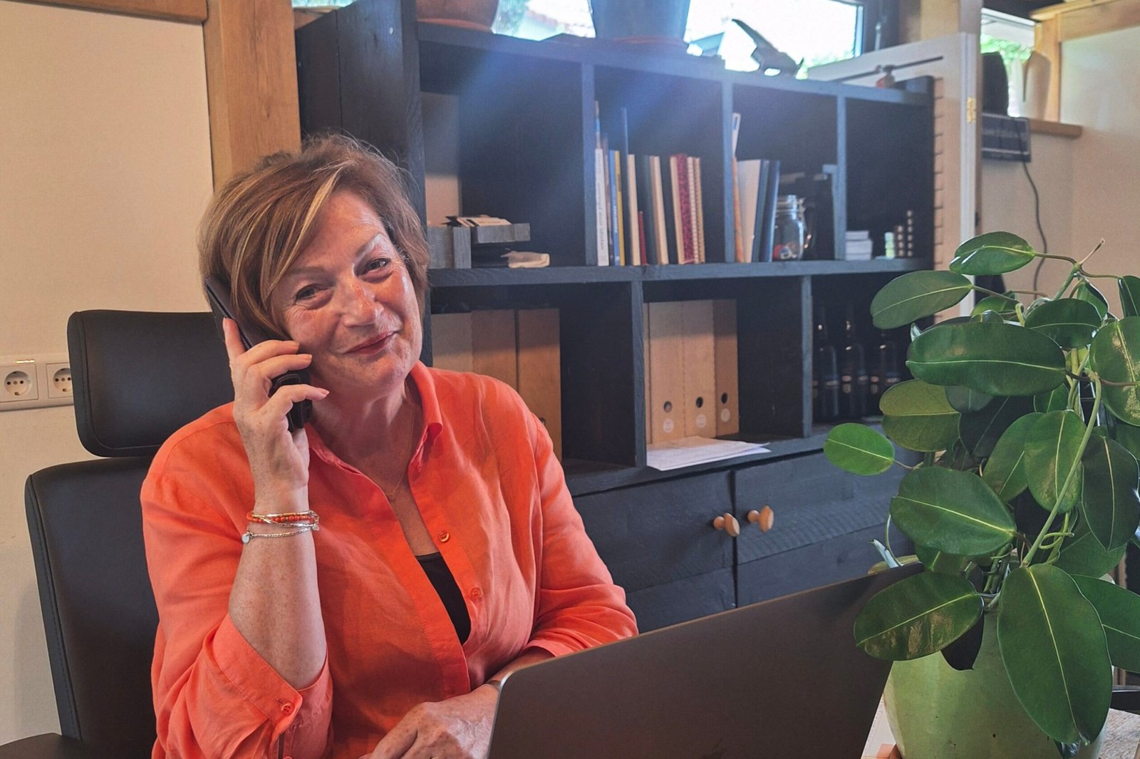 Jolande aan de telefoon Zwolle65plus Gert Sturre op het kantoor van Veluwe65plus uitzendbureau